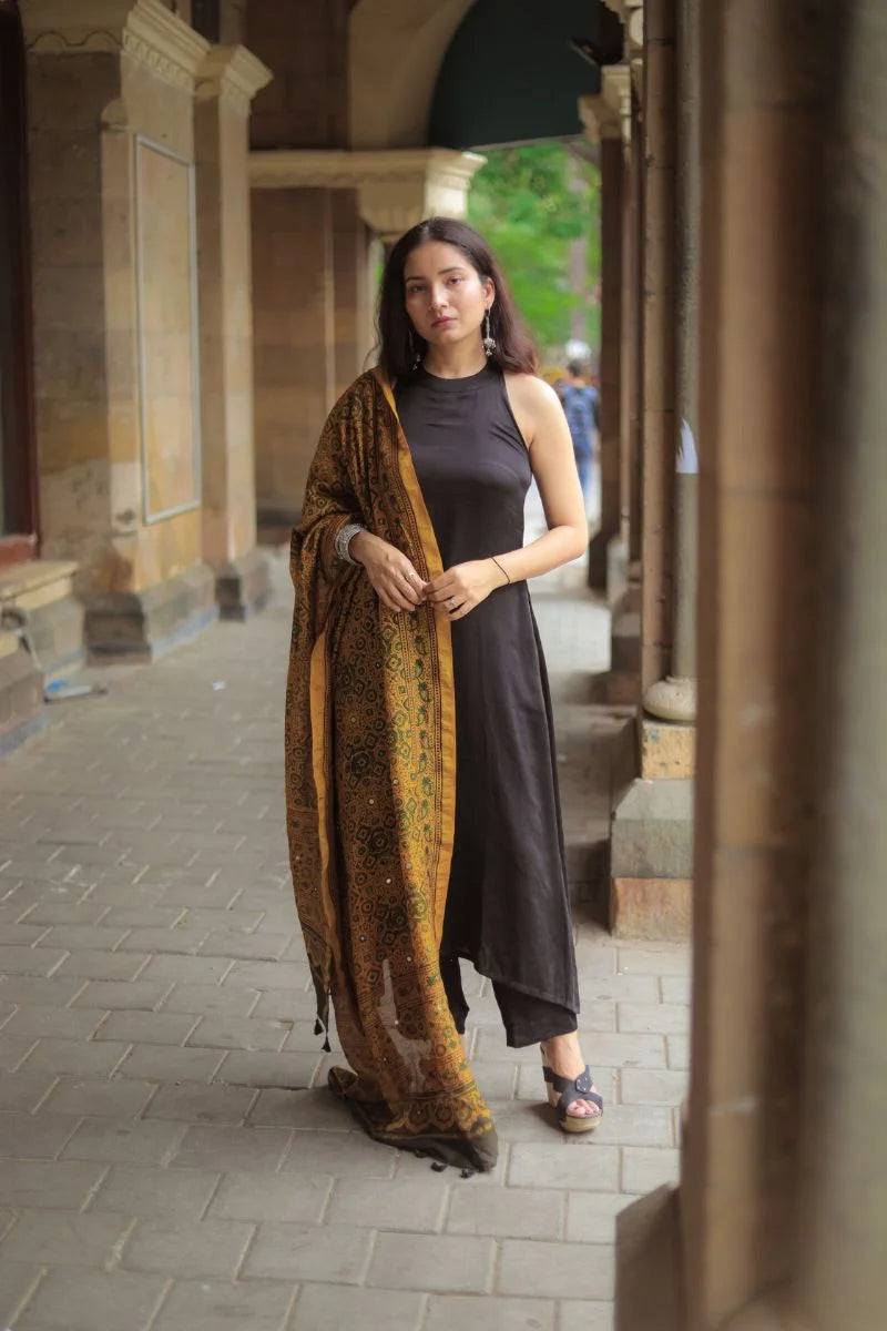 Women Ethnic Kurta with Trousers & Dupatta Set, Banarasi Silk Jacquard