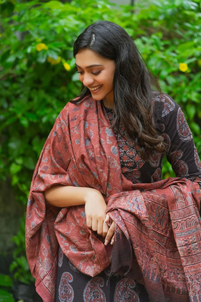 Red kurta black best sale pant