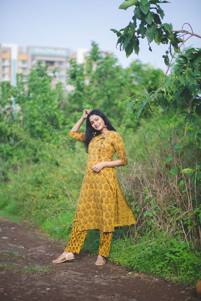 Aaraam Peela Kurta Pant Set