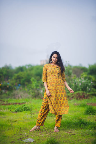 Aaraam Peela Kurta Pant Set